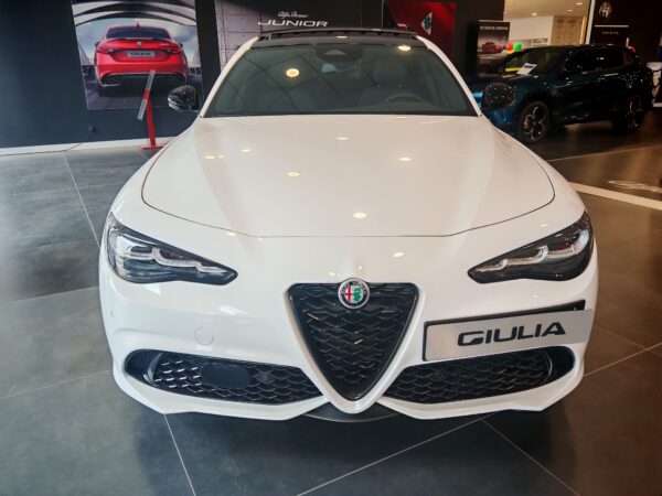 Alfa Romeo Giulia 2.2L Diesel 210ch AT8 Q4 VELOCE – Image 2