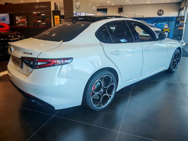 Alfa Romeo Giulia 2.2L Diesel 210ch AT8 Q4 VELOCE – Image 3
