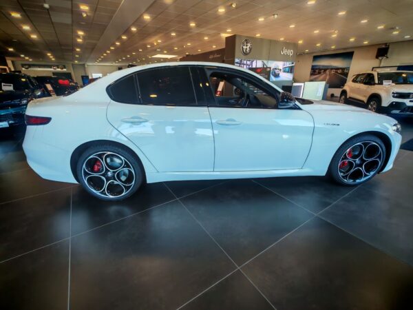 Alfa Romeo Giulia 2.2L Diesel 210ch AT8 Q4 VELOCE – Image 4